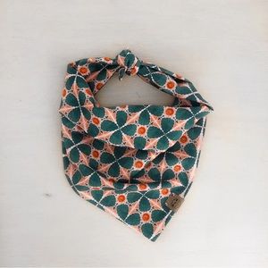 Wholesale listing 30 dog bandanas- mixed sizes.